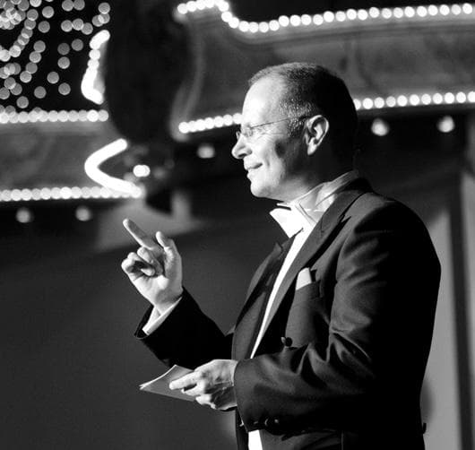 Patric P. Kutscher bei einer Keynote auf der Bühne